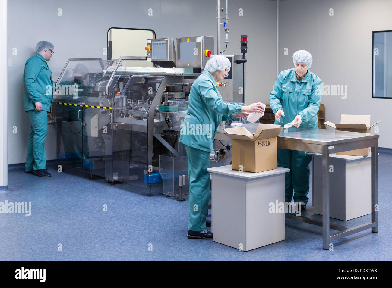 Les travailleurs d'usine pharmaceutique dans un environnement stérile Banque D'Images Les travailleurs d'usine pharmaceutique dans un environnement stérile Banque D'Images