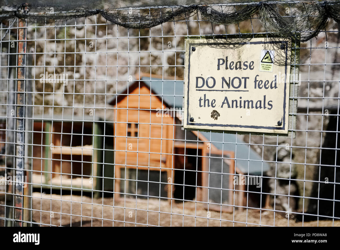 Ne pas nourrir les animaux signe sur cage au zoo park Banque D'Images