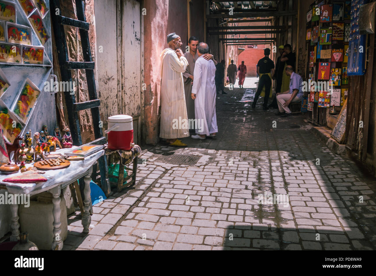 Marrakech, Maroc - 25 juillet 2018 : la population locale à se parler dans les rues de la vieille Medina Banque D'Images