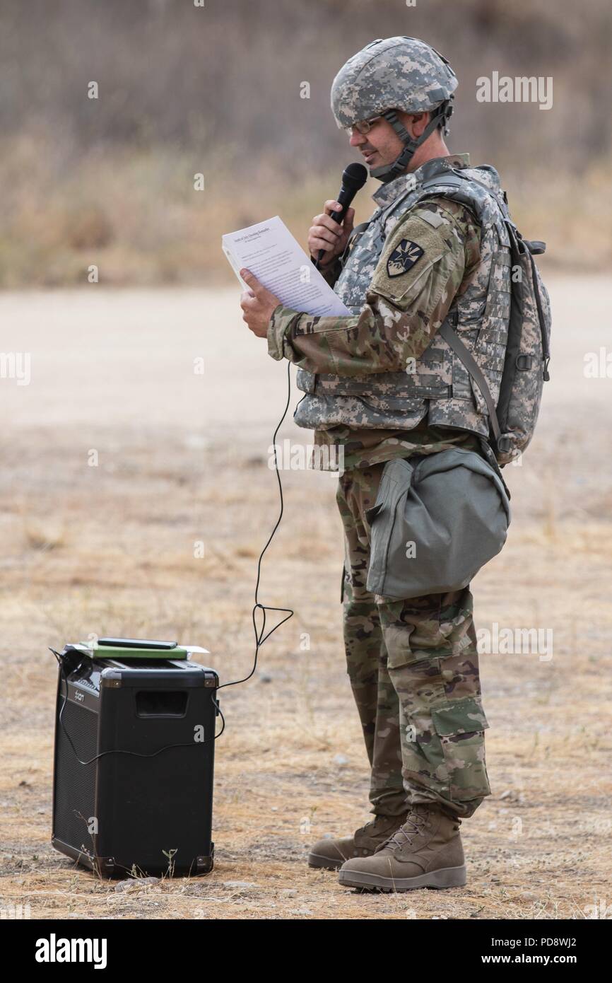 La Garde nationale de l'Arizona Le Major Daniel E. Davis, l'agent des ressources humaines pour le groupe de soutien régional 198th et siège de l'entreprise de l'Administration centrale basée à Phoenix, parle pendant une cérémonie de lever du drapeau pour fêter le Jour de l'indépendance, le 4 juillet 2018, à Fort Hunter Liggett, Californie Le 198th RSG HHC est à Fort Hunter Liggett pour une mission de formation de 21 jours à l'appui de l'exercice d'entraînement de soutien au combat (CSTX) 91-18-01, le 4 juillet 2018. La Garde nationale de l'Arizona (photo prise par le s.. Brian A. Barbour). () Banque D'Images