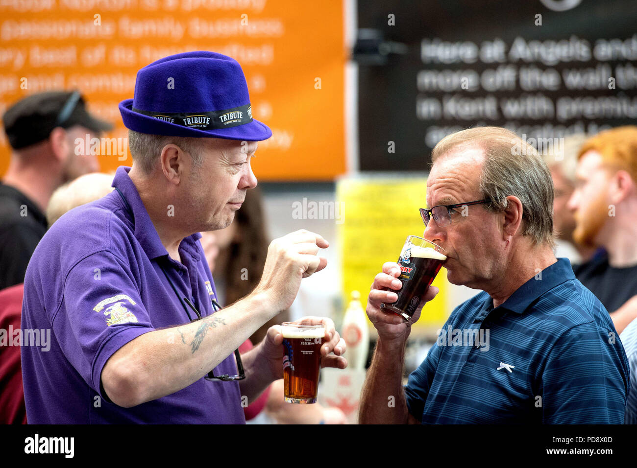 Les visiteurs au cours de la CAMRA Great British Beer Festival à l'Olympia de Londres, pour déguster des bières artisanales et des bières de partout dans le monde. Banque D'Images