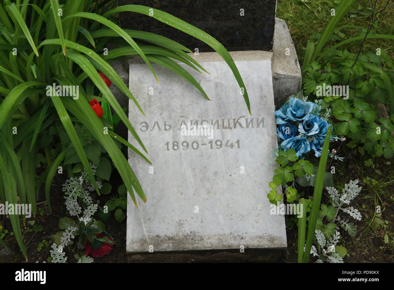 Tombe d'avant-garde russe El Lissitzky artiste et ses proches à l'Donskoye cimetière à Moscou, Russie. Banque D'Images