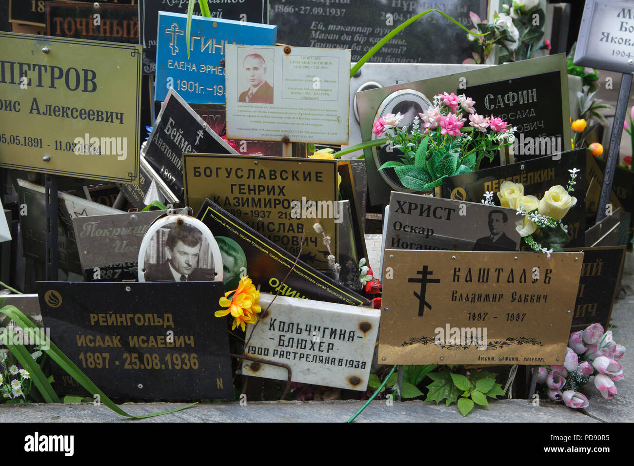 Tombe commune des cendres non réclamées numéro un, où les gens exécutés par le NKVD ont été secrètement enterré de 1930 à 1942, à l'Donskoye cimetière à Moscou, Russie. On croit que la fosse commune contient les restes de 4259 victimes du régime de Staline. Avec les noms des plaques sont installés par les parents depuis les années 80. Banque D'Images