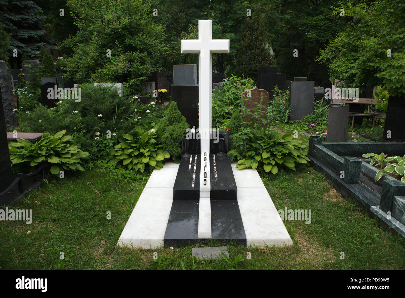 Tombe de l'écrivain et artiste conceptuel russe Dmitri Prigov Donskoye au cimetière de Moscou, Russie. Banque D'Images