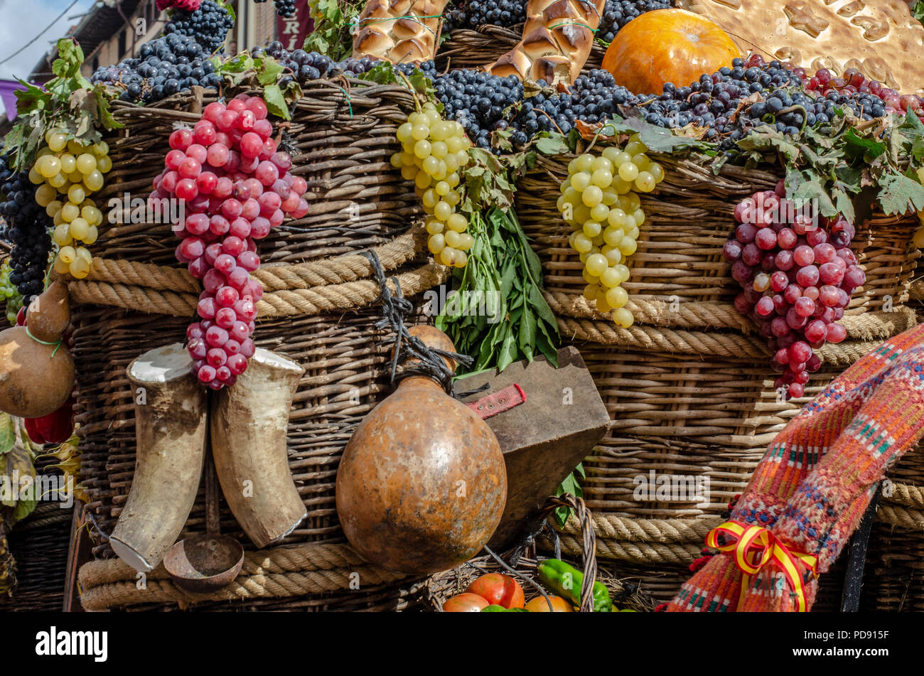 Détail de chars décorés avec des raisins au vintage festival dans la ville de Toro Province de Zamora, Espagne Banque D'Images