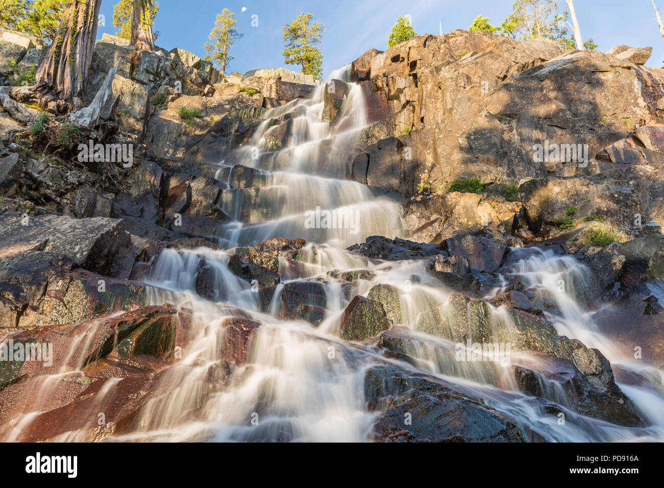 La lumière du matin sur Eagle Falls off Lake Tahoe dans Emerald Bay State Park, South Tahoe, en Californie. Banque D'Images