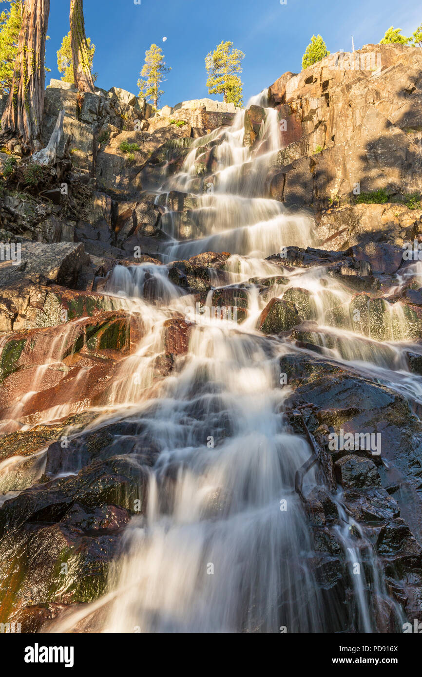 La lumière du matin sur Eagle Falls off Lake Tahoe dans Emerald Bay State Park, South Tahoe, en Californie. Banque D'Images