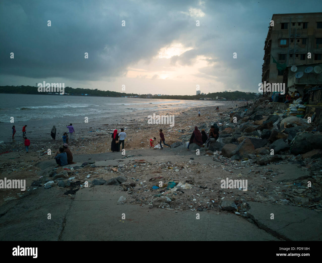 La pollution par les ordures en plastique couvre le sable à plage de Versova, Mumbai, Inde Banque D'Images