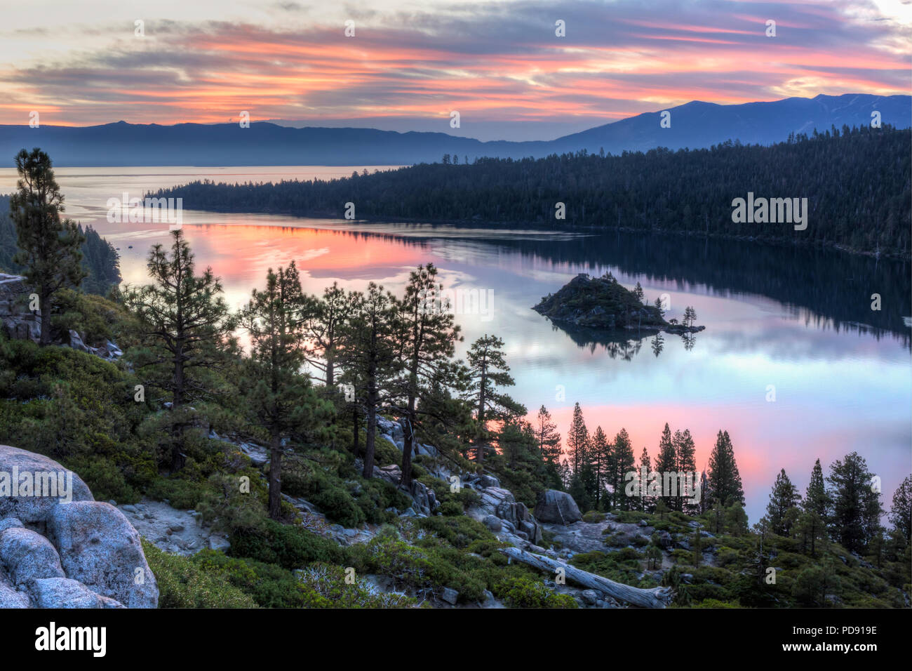 Colorful sunrise over Emerald Bay et Eagle Point depuis le lac Tahoe en Californie. Banque D'Images