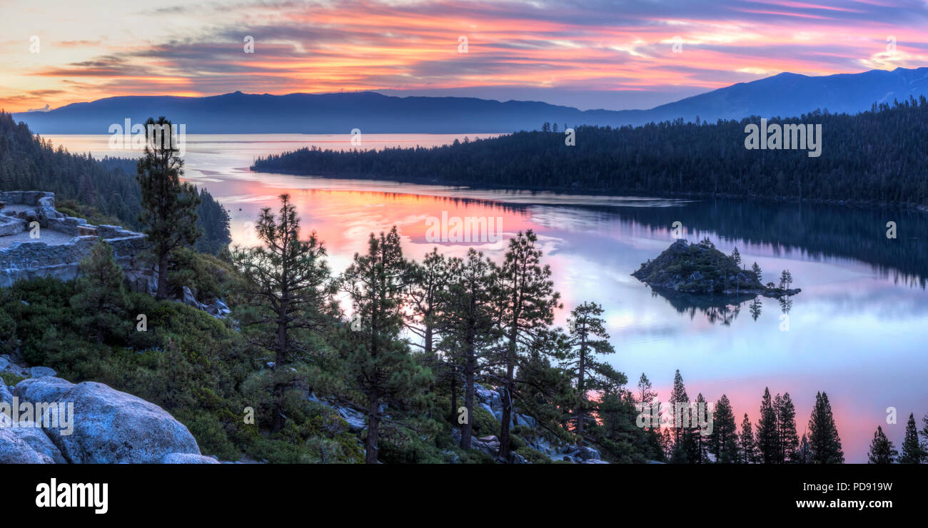 Vue panoramique d'un lever de soleil sur l'Emerald Bay et Eagle Point depuis le lac Tahoe en Californie. Banque D'Images