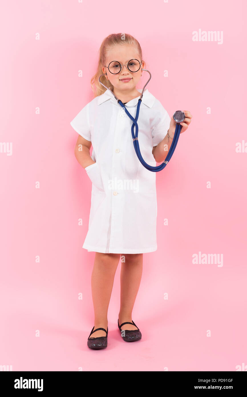 Joyeux Filles Mignonnes En Uniforme Médical Blanc Et Le Stéthoscope  Agissent Comme Un Médecin. Rêve D'enfant De Devenir Un Concept Image stock  - Image du acte, interne: 234638745