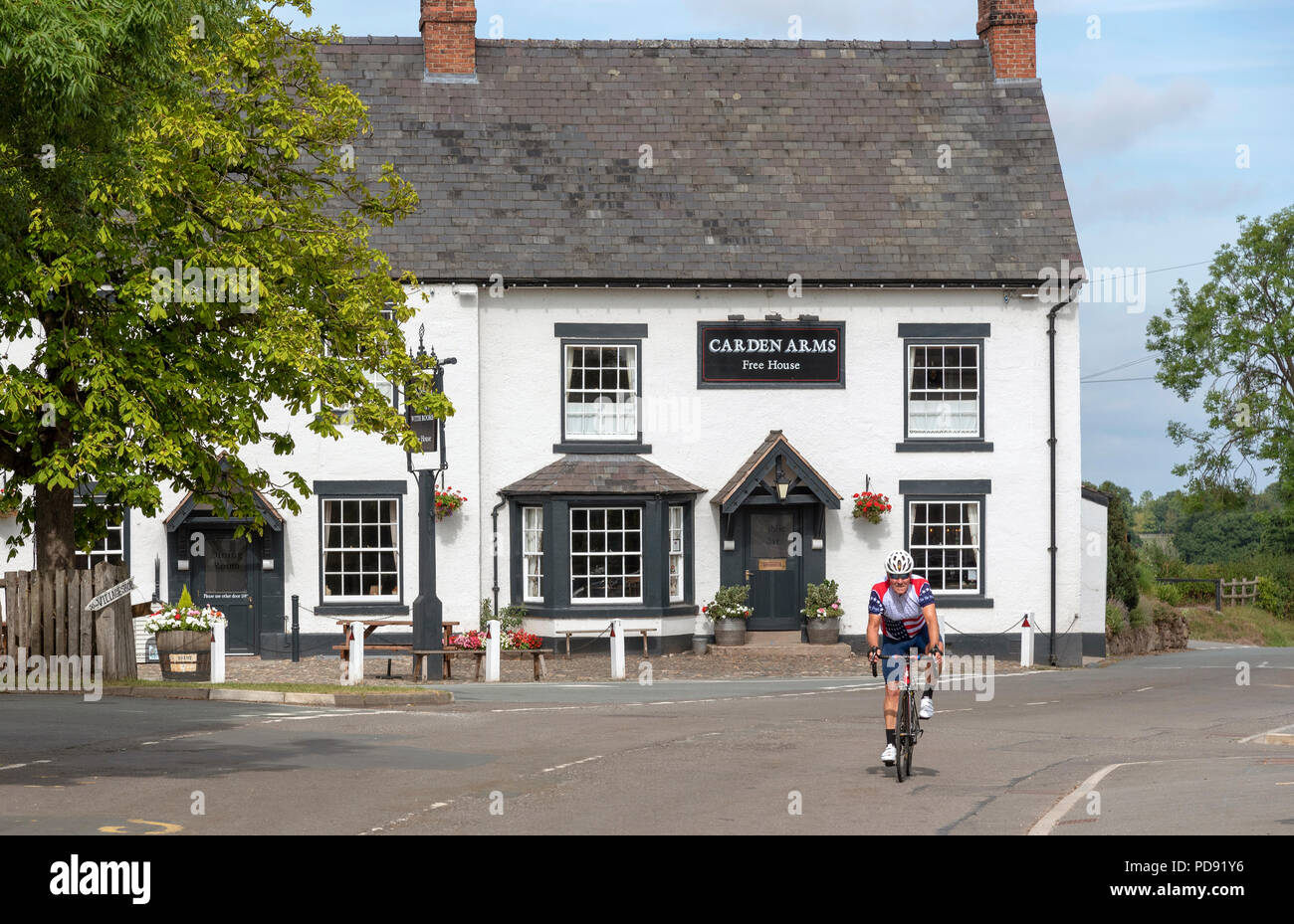Bras Carden une auberge du xvie siècle à Tilson, Malpas, Cheshire, Angleterre, Royaume-Uni. Vue extérieure avec un cycliste de passage, Banque D'Images