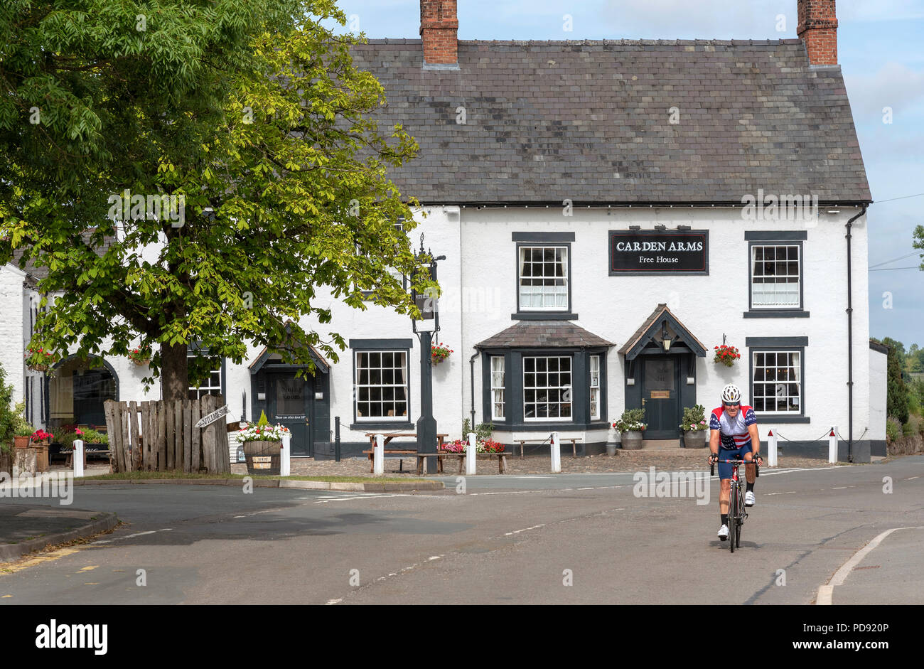Bras Carden une auberge du xvie siècle à Tilson, Malpas, Cheshire, Angleterre, Royaume-Uni. Vue extérieure avec un cycliste de passage, Banque D'Images