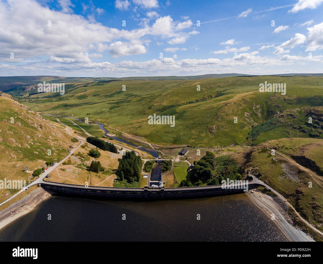 Elan valley réservoirs dans un été très chaud et sec et un temps dans la campagne galloise Banque D'Images