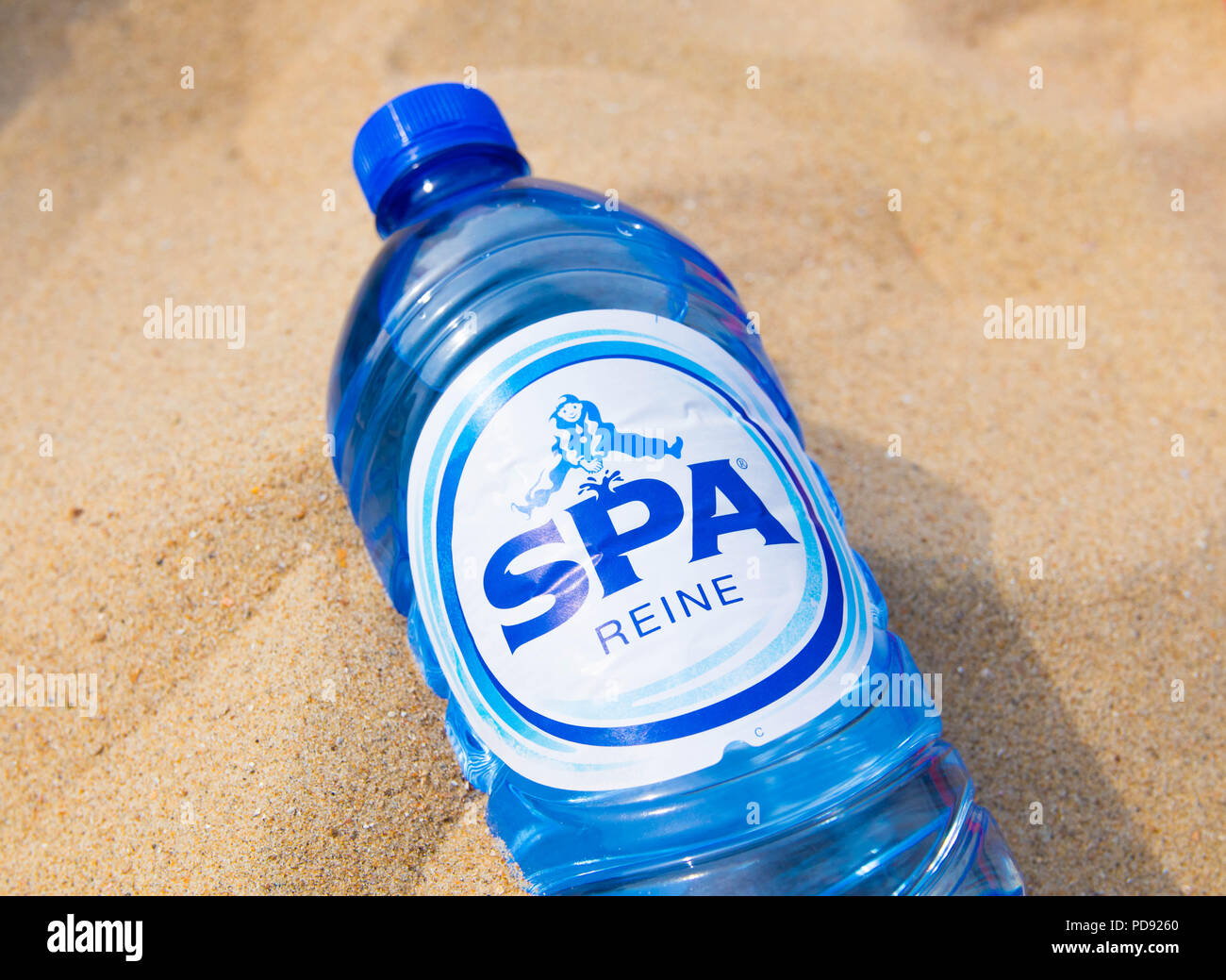Bouteille d'eau de Spa Reine Belgique plage sable Photo Stock - Alamy