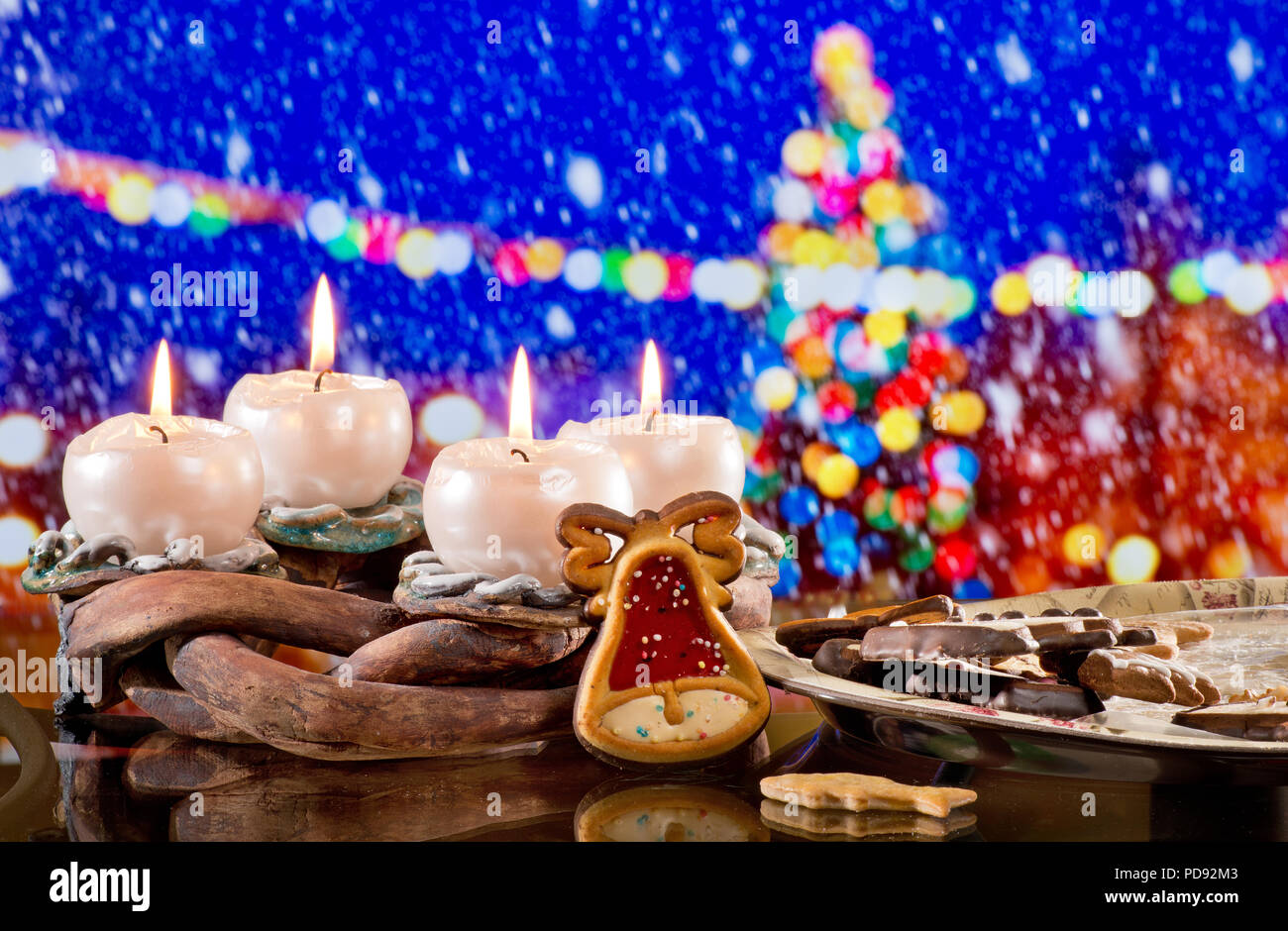 La guirlande avec burning candles in front of Christmas Tree Banque D'Images