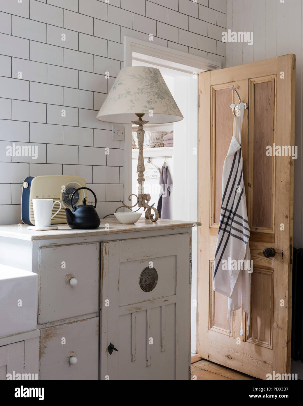 Abat-jour floral par Kate forman sur l'unité. larder Français La radio est d'Habitat Banque D'Images