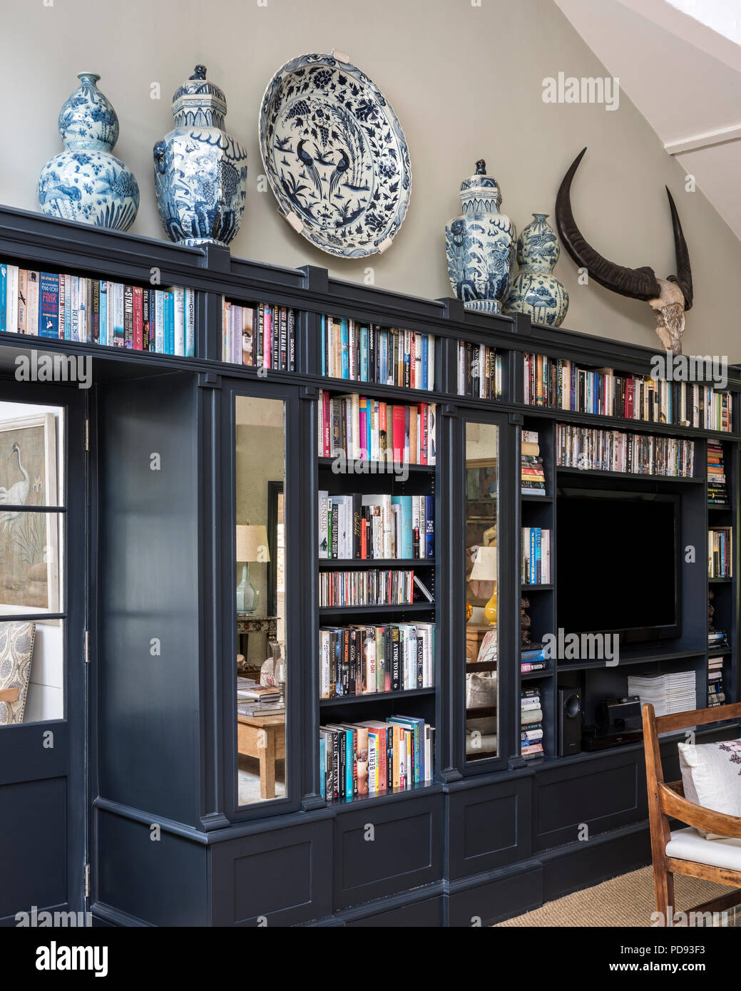 Pots bleu et blanc sur le dessus de Farrow et Ball échappement, peint des étagères Banque D'Images