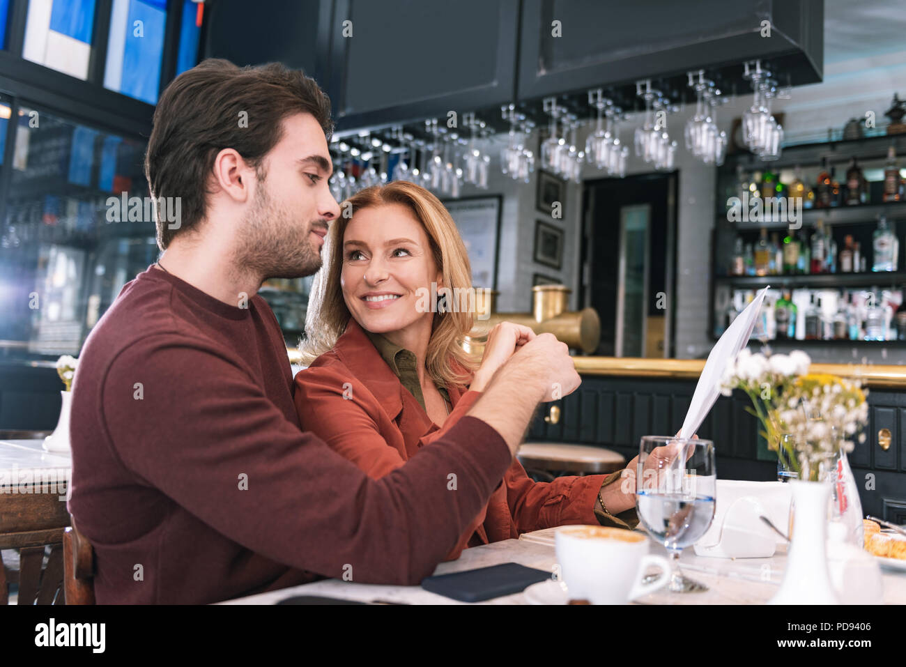 Cheerful couple charmant menu lecture Banque D'Images