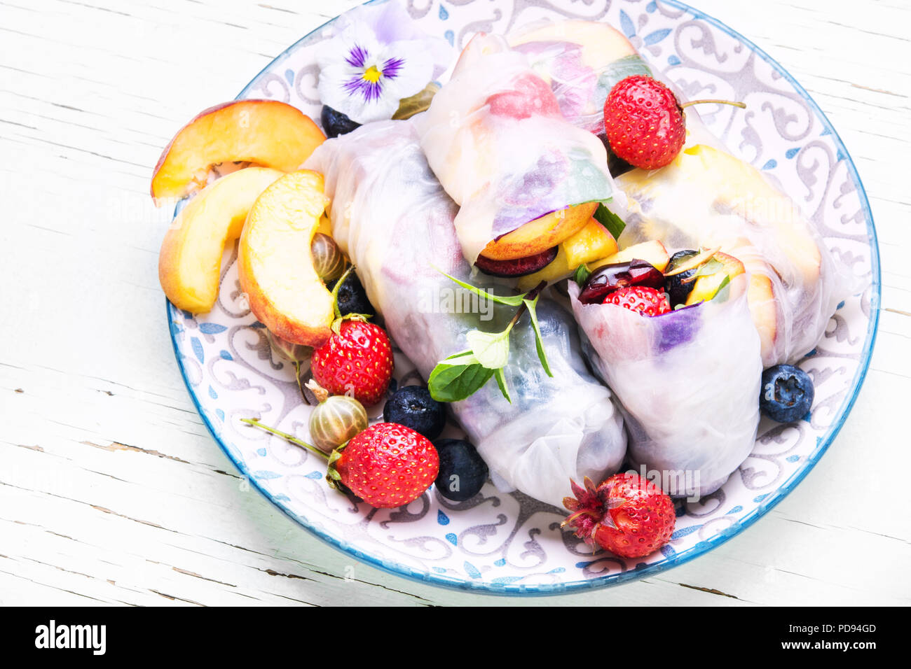 Un assortiment de pains frais d'été japonais ensemble avec des fruits.nourriture Vegan Banque D'Images