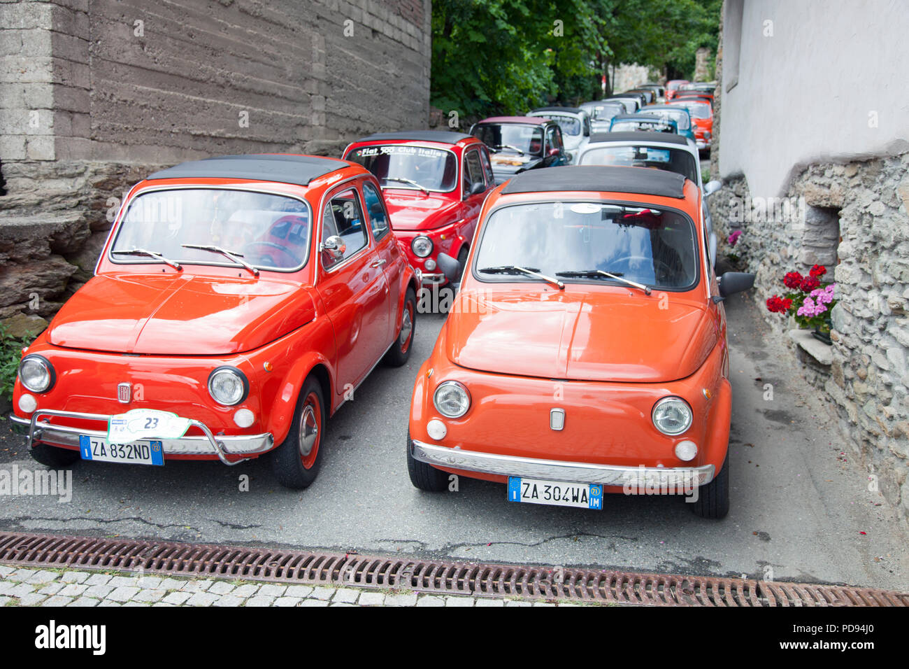 Ancienne fiat 500 voitures dans la rue italienne étroit Photo Stock - Alamy