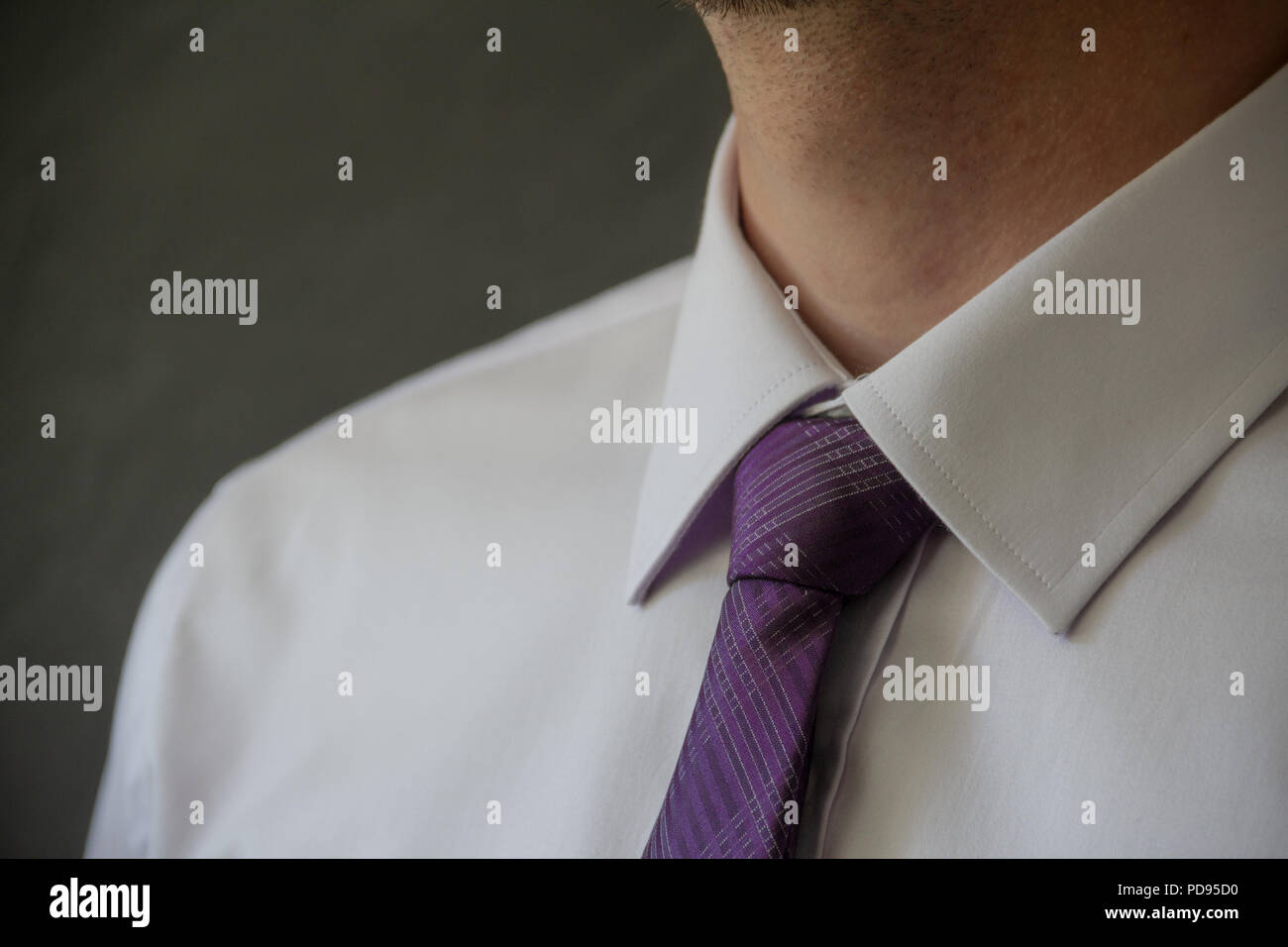 Close up cravate et col. L'homme d'affaires vêtus d'une chemise blanche. Concept d'élégance Banque D'Images