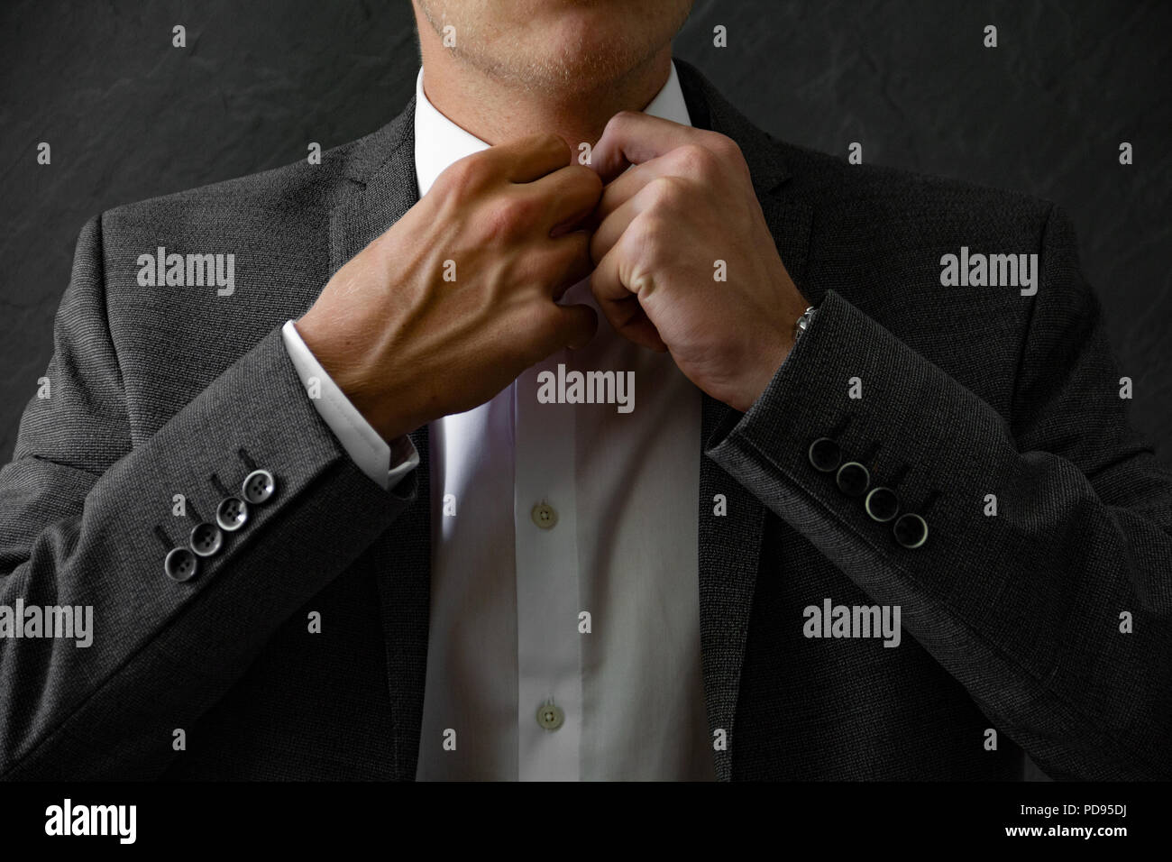 Personnes, des affaires et de la mode, Concept. Vue avant suit up Scène. Jeune homme dans un costume élégant Banque D'Images