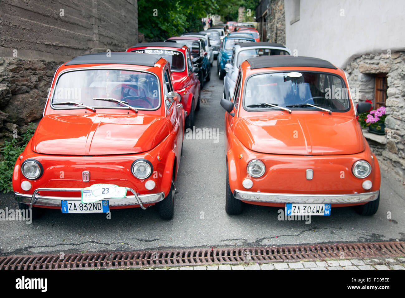 Ancienne fiat 500 voitures dans la rue italienne étroit Photo Stock - Alamy