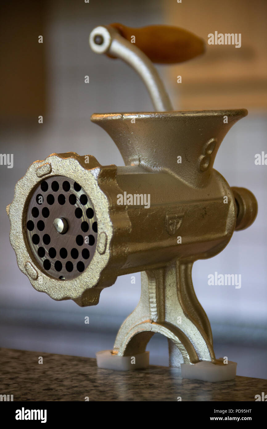 Un hachoir à viande se trouve dans une cuisine Banque D'Images