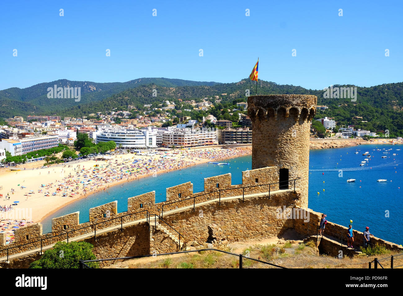 Vue de la plage et de la ville, à partir de l'ancienne enceinte du château de Tossa de Mar, Costa brave, espagne. Banque D'Images