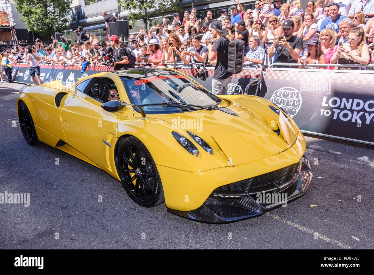 Covent Garden, Londres, Royaume-Uni. 05/08/2018. Pagani Huayra Roadsterleaves jaune au début de la 2018 Gumballl 3000 rallye. Banque D'Images