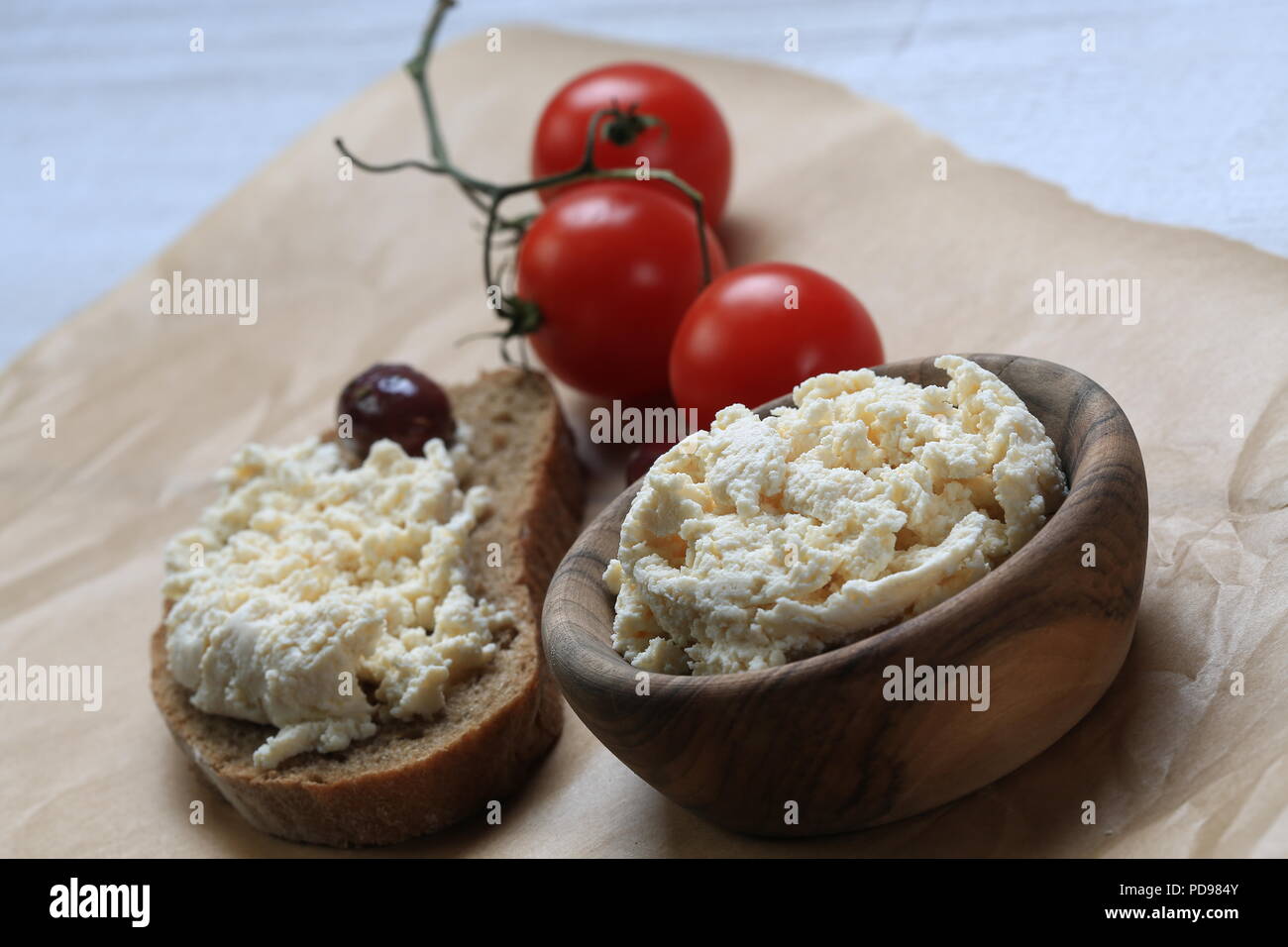 Ensemble de fromage blanc et tomates cerises Banque D'Images