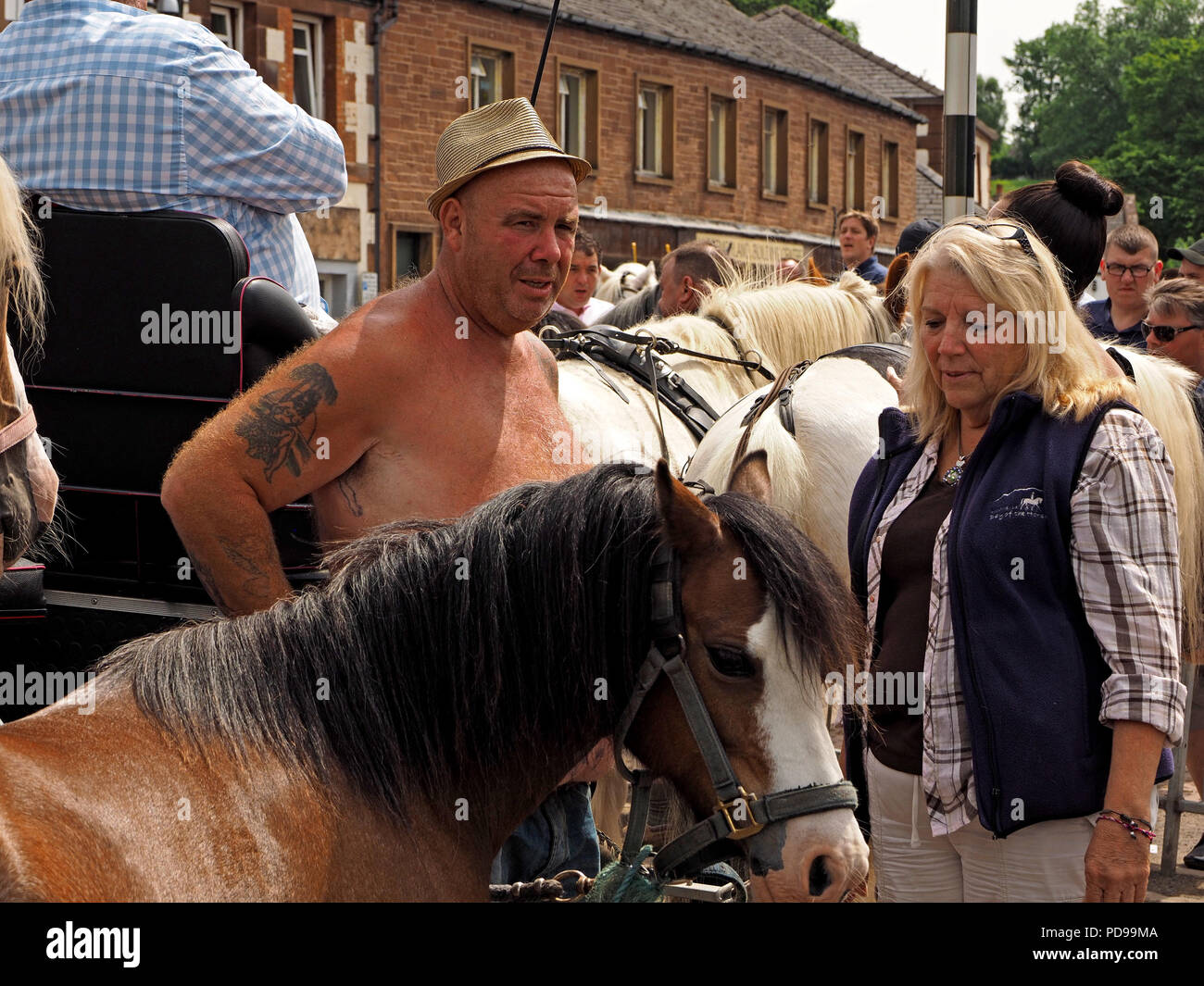 L'homme torse nu avec cheval en vente à parler dans gilet femme lors de  l'Assemblée Appleby Horse Fair à Appleby Westmorland Cumbria en Angleterre  Photo Stock - Alamy