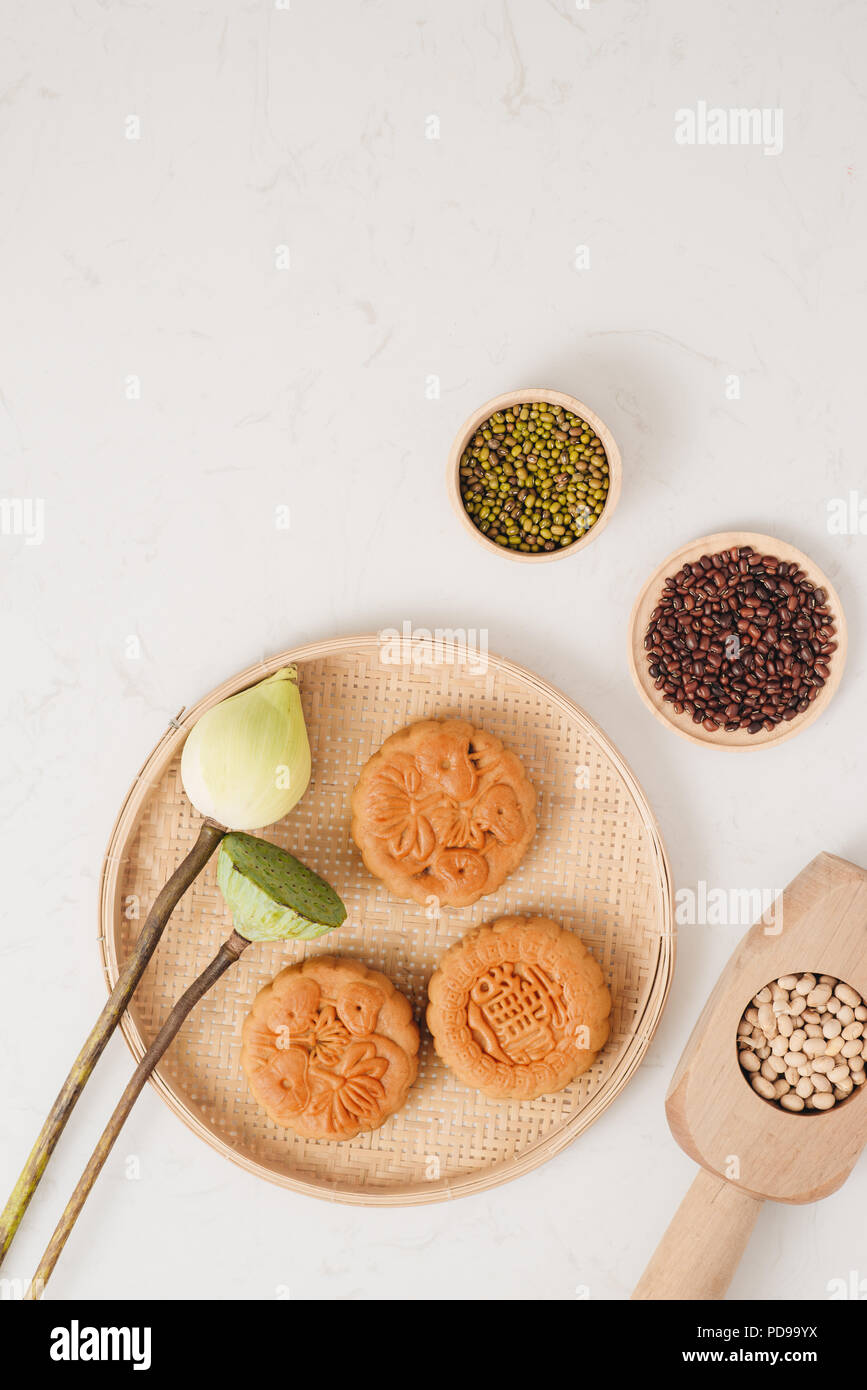 Gateau De Lune Gateau Traditionnel Vietnamien Chinois Festival De Mi Automne De La Nourriture Traduction Sur Tour De Gateau De Lune D Automne Mid Photo Stock Alamy Gateau De Lune Gateau Traditionnel Vietnamien Chinois Festival De Mi Automne De La Nourriture Traduction Sur Tour De Gateau De Lune D Automne Mid Photo Stock Alamy