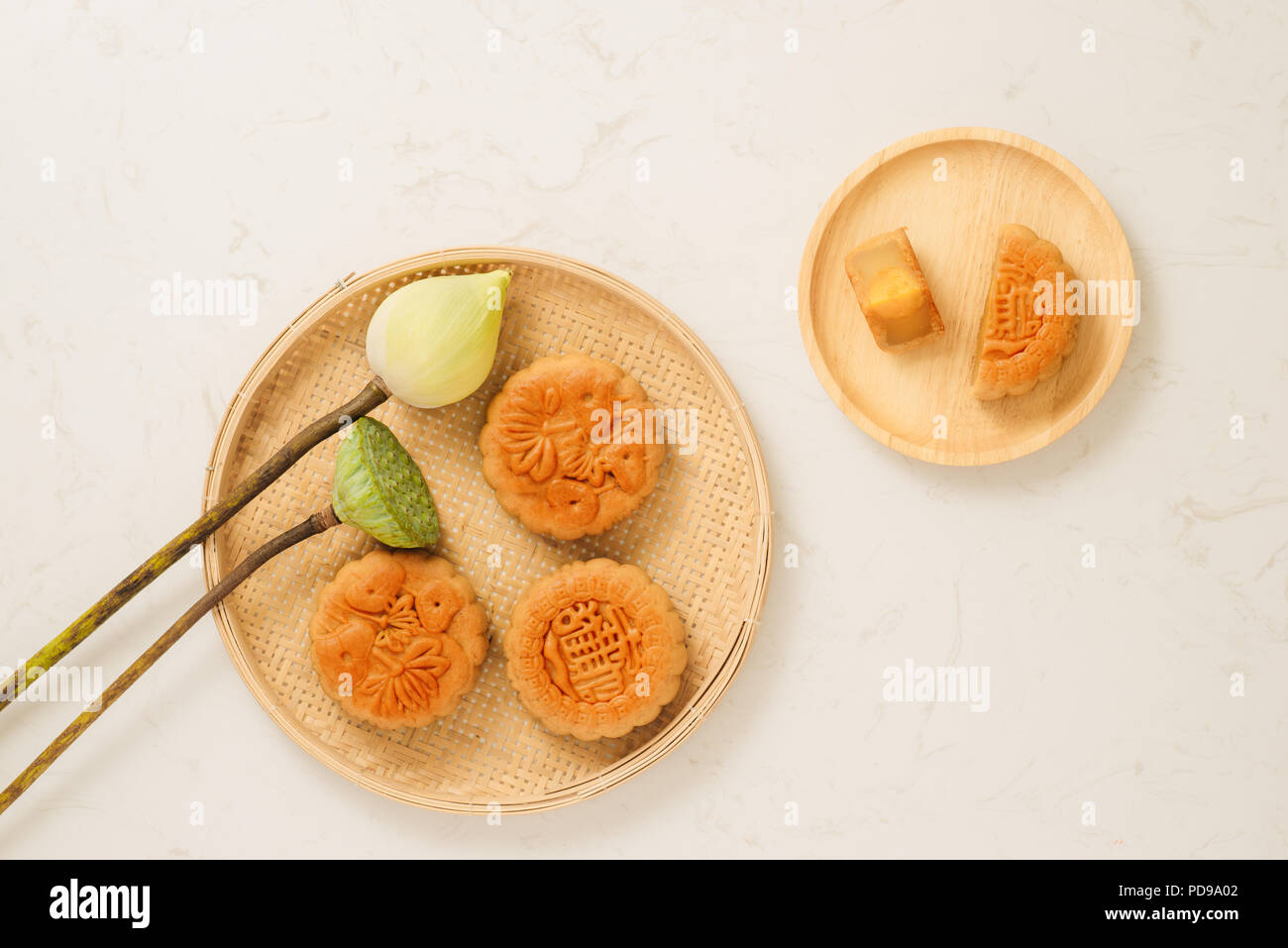 Gateau De Lune Gateau Traditionnel Vietnamien Chinois Festival De Mi Automne De La Nourriture Traduction Sur Tour De Gateau De Lune D Automne Mid Photo Stock Alamy Gateau De Lune Gateau Traditionnel Vietnamien Chinois Festival De Mi Automne De La Nourriture Traduction Sur Tour De Gateau De Lune D Automne Mid Photo Stock Alamy