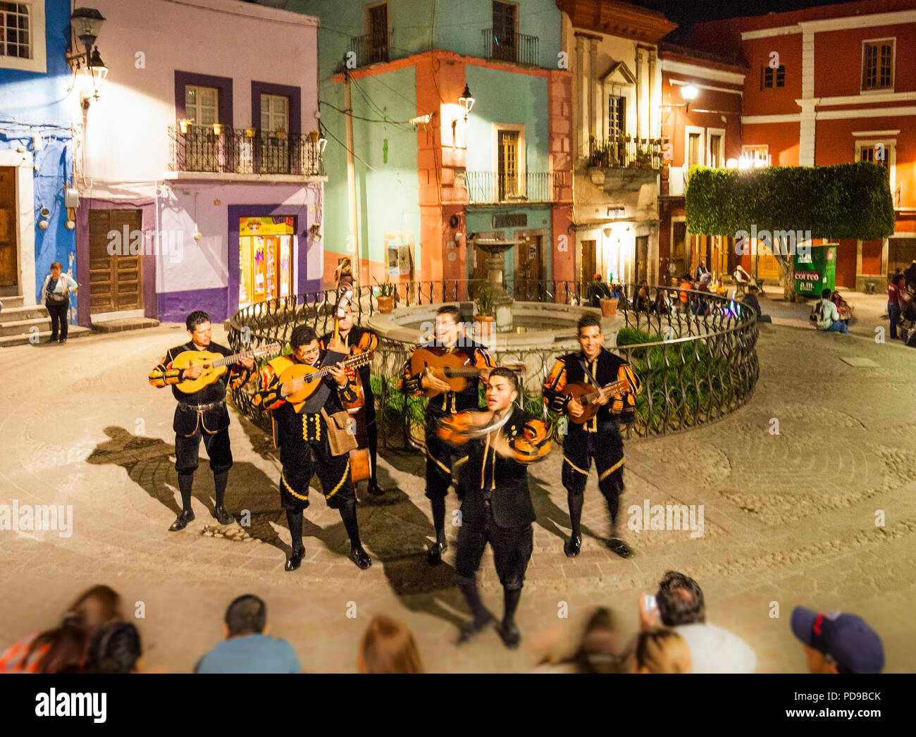 Troubadours de divertir une foule de touristes à Guanajuato, au Mexique. Banque D'Images