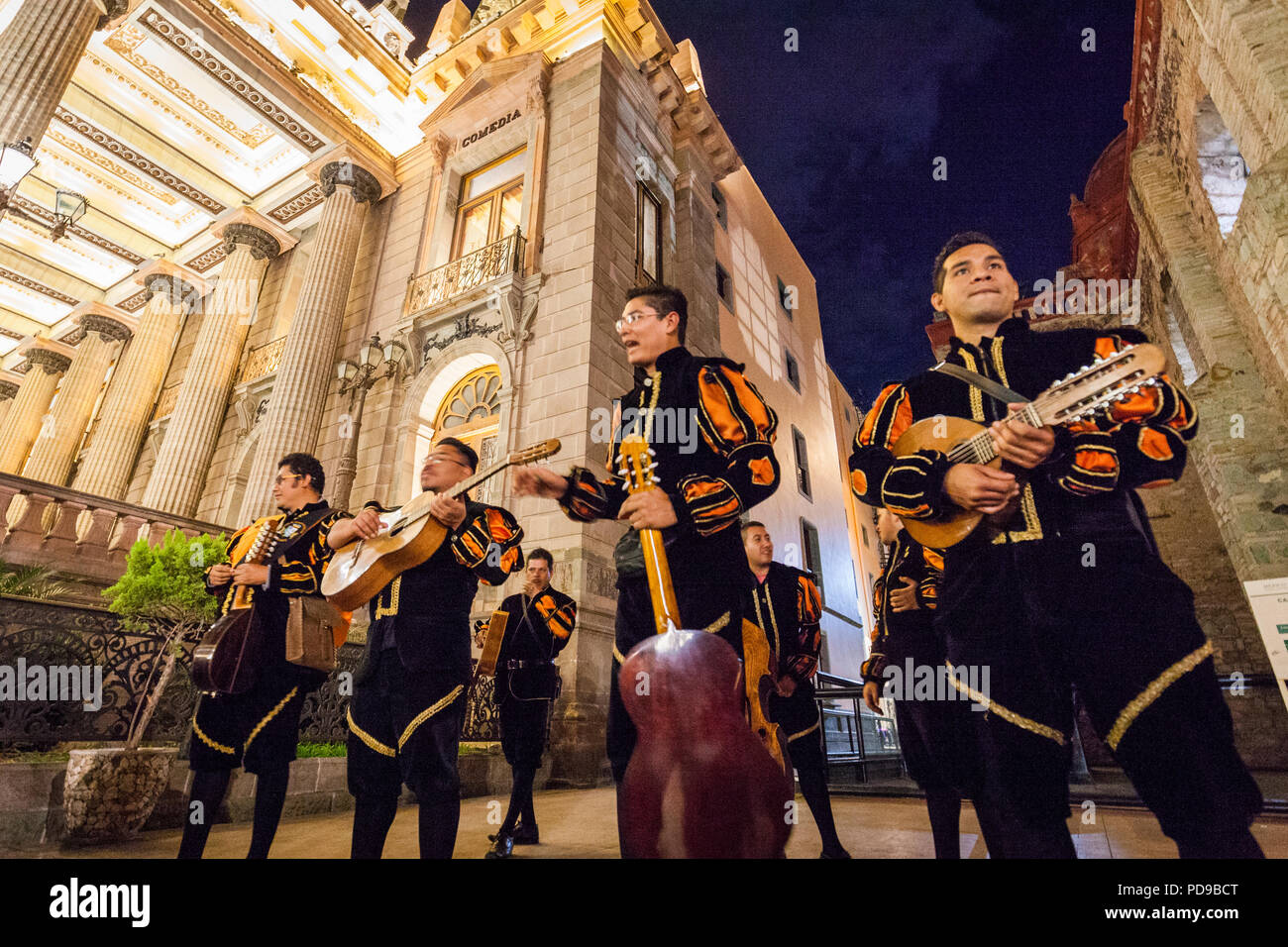 Troubadours de divertir une foule de touristes à Guanajuato, au Mexique. Banque D'Images