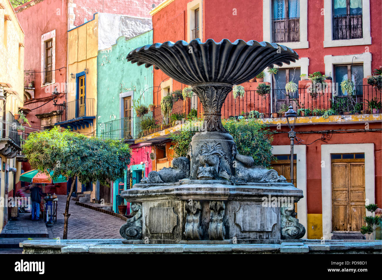 La colorée Baratillo Plaza dans le centre-ville de Guanajuato, Mexique. Banque D'Images