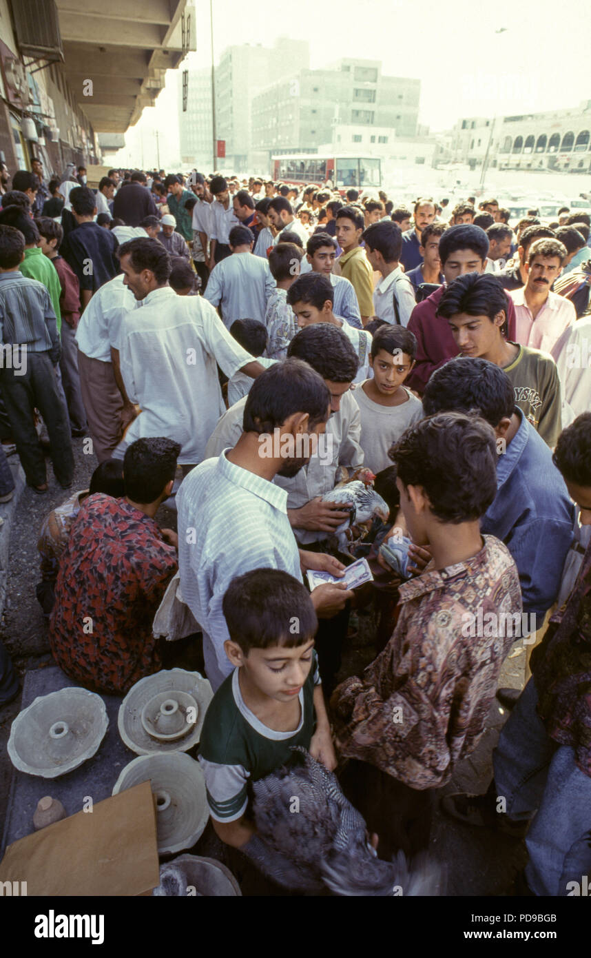Bagdad, Irak - Octobre 1995 - les Irakiens de toutes les classes Aller à la deuxième part des marchés publics pour trouver des articles et des pièces de rechange qu'on ne retrouve nulle part ailleurs en raison de la stricte des sanctions des Nations Unies imposées durant les années 1990 en raison de l'invasion du Koweït en 1990. Banque D'Images