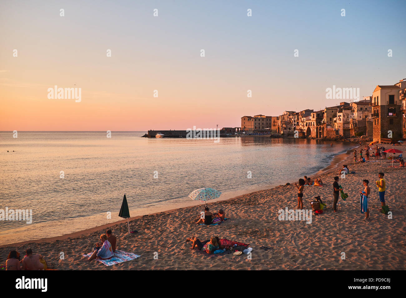 Coucher du soleil sur la plage de Cefalù. Sicile, Italie. Banque D'Images