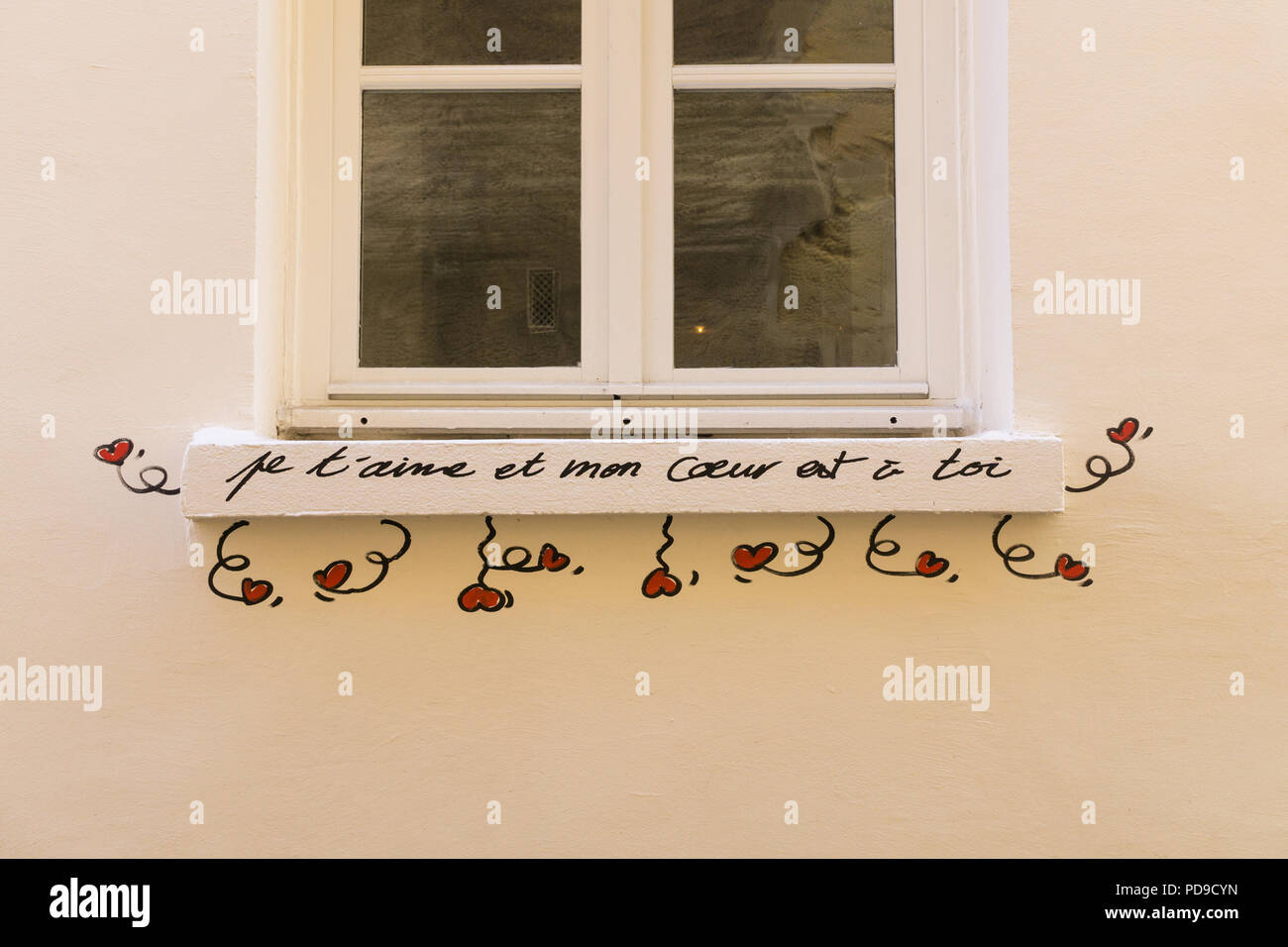 Message d'amour en français - appui de fenêtre décorée de street art - love message en français, Paris, France, Europe. Banque D'Images