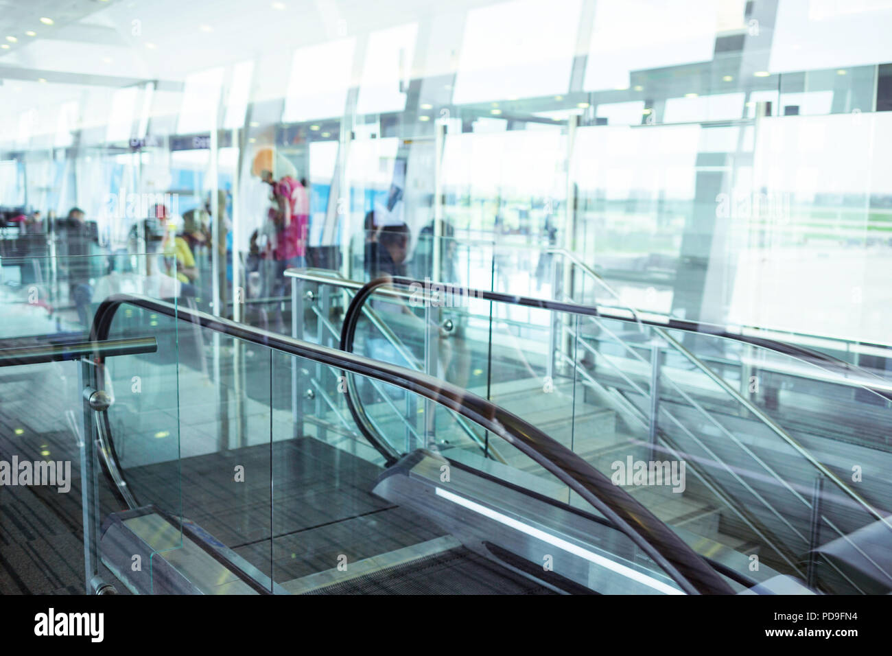 Bâtiment moderne avec des murs transparents. Terminal de l'aéroport. Banque D'Images