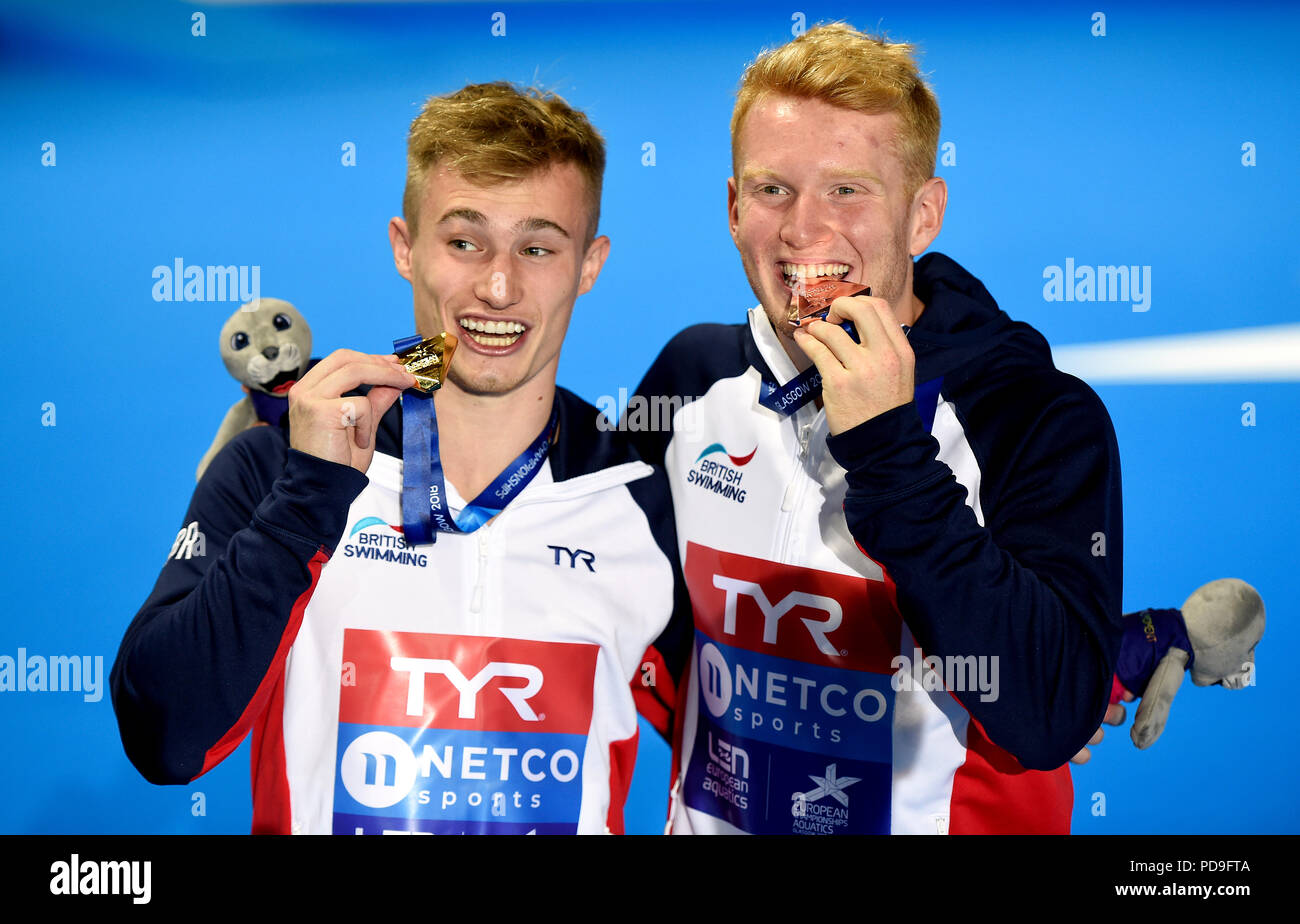 La société britannique Jack rire (à gauche) et James Heatly célébrer avec leurs médailles de bronze et d'or après la finale Tremplin 1m au cours de la sixième journée des Championnats d'Europe 2018 à Scotstoun Sports, Glasgow. Banque D'Images