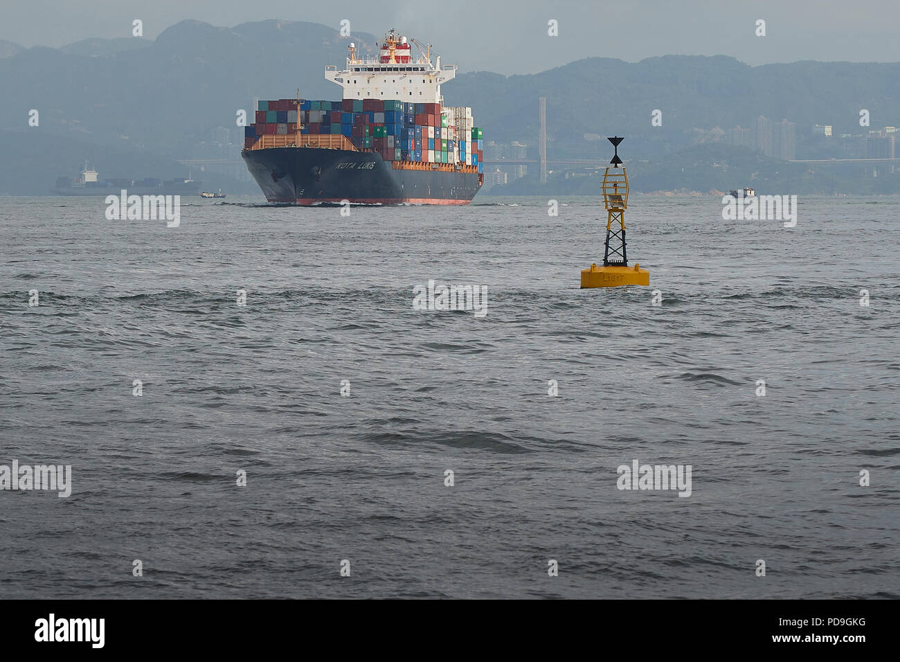 Le porte-conteneurs KOTA LUKIS quitte les terminaux à conteneurs Kwai Tsing à Hong Kong, en Chine, et se dirige vers le canal de Lamma oriental. Banque D'Images