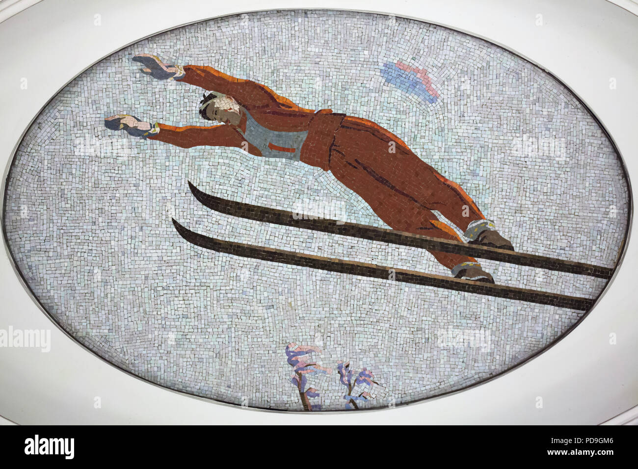 Cavalier Ski représenté dans la mosaïque de plafond conçu par l'artiste soviétique Alexander Deyneka dans la station de métro Mayakovskaya en Moscou, Russie. L'une des mosaïques de l'ensemble intitulé vingt-quatre heures dans le ciel soviétique assemblés par maître mosaïque russe Vladimir Frolov dans les années 1930. Banque D'Images