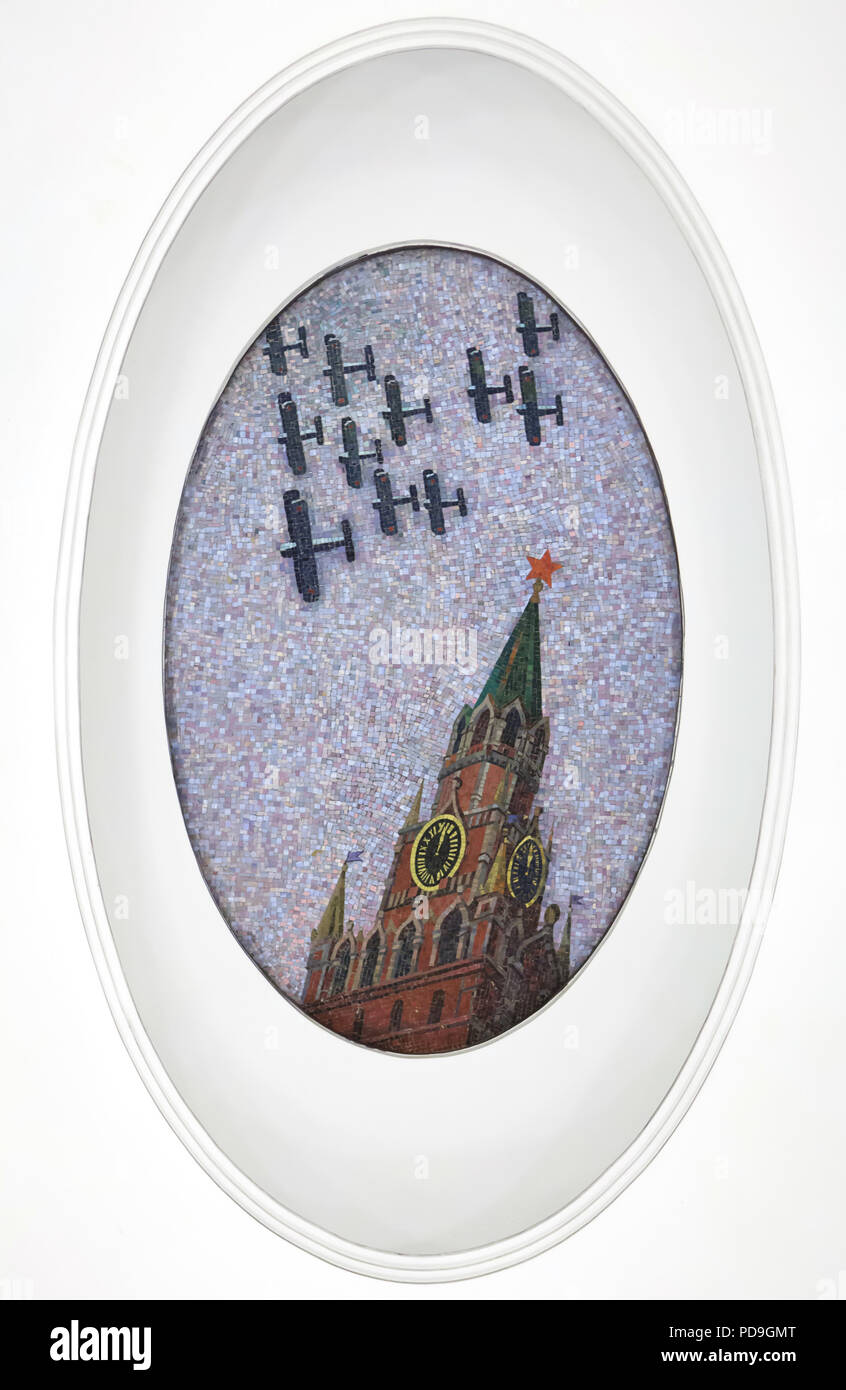 Avions soviétiques survolant la Tour Spasskaya (sauveur) Tour du Kremlin de Moscou représenté dans la mosaïque de plafond conçu par l'artiste soviétique Alexander Deyneka dans la station de métro Mayakovskaya en Moscou, Russie. L'une des mosaïques de l'ensemble intitulé vingt-quatre heures dans le ciel soviétique assemblés par maître mosaïque russe Vladimir Frolov dans les années 1930. Banque D'Images