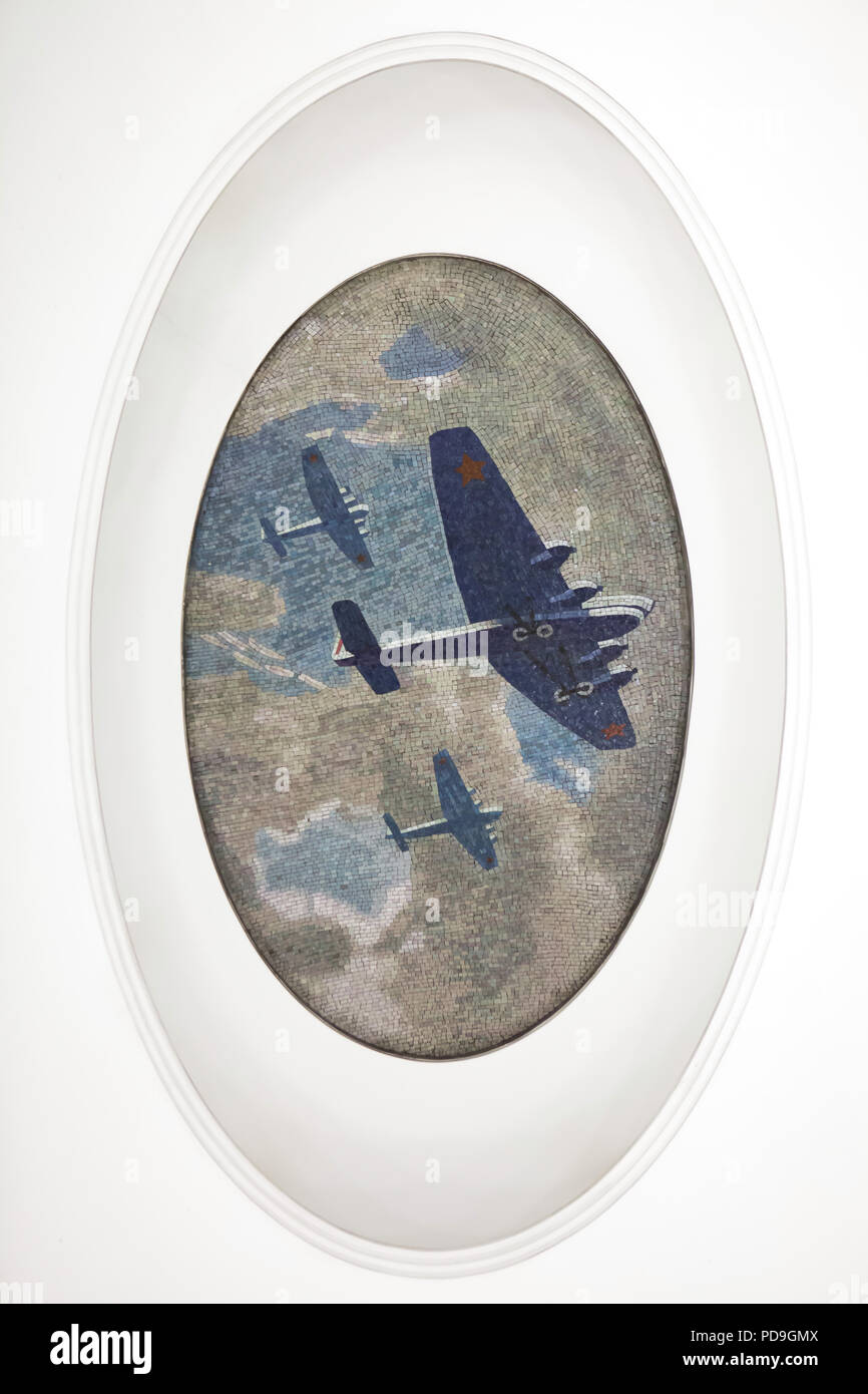 Les bombardiers soviétiques représentée dans la mosaïque de plafond conçu par l'artiste soviétique Alexander Deyneka dans la station de métro Mayakovskaya en Moscou, Russie. L'une des mosaïques de l'ensemble intitulé vingt-quatre heures dans le ciel soviétique assemblés par maître mosaïque russe Vladimir Frolov dans les années 1930. Banque D'Images
