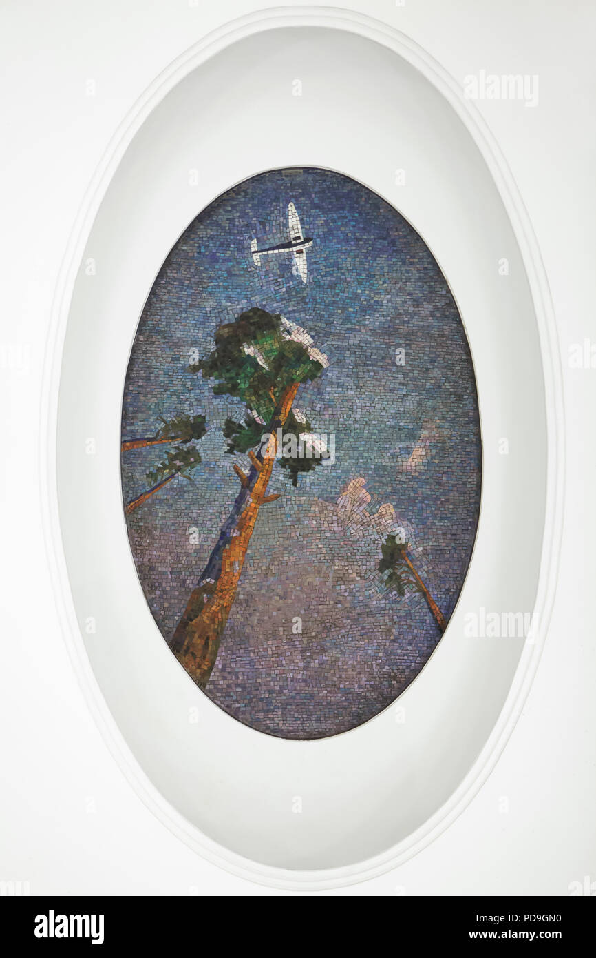 Planeur survolant les pins représentée dans la mosaïque de plafond conçu par l'artiste soviétique Alexander Deyneka dans la station de métro Mayakovskaya en Moscou, Russie. L'une des mosaïques de l'ensemble intitulé vingt-quatre heures dans le ciel soviétique assemblés par maître mosaïque russe Vladimir Frolov dans les années 1930. Banque D'Images