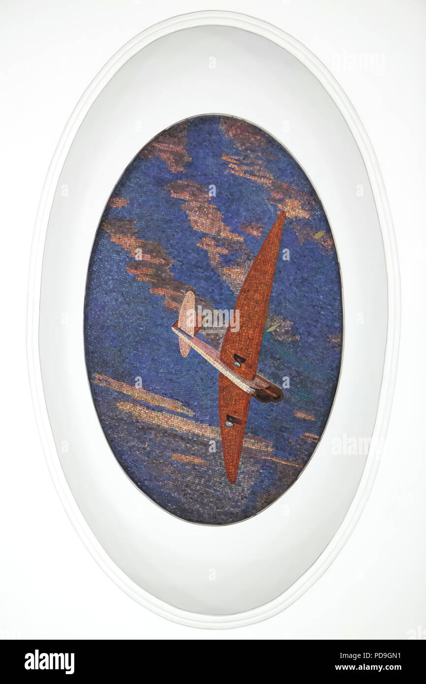 Planeur dans le ciel du soir illustré dans la mosaïque de plafond conçu par l'artiste soviétique Alexander Deyneka dans la station de métro Mayakovskaya en Moscou, Russie. L'une des mosaïques de l'ensemble intitulé vingt-quatre heures dans le ciel soviétique assemblés par maître mosaïque russe Vladimir Frolov dans les années 1930. Banque D'Images