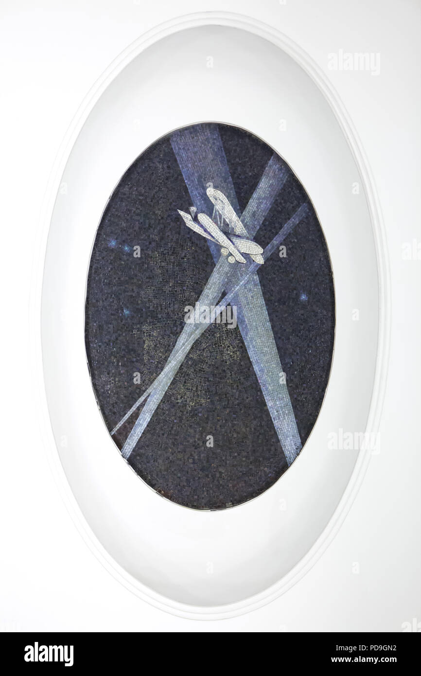 En avion De l'ennemi la nuit projecteurs représenté dans la mosaïque de plafond conçu par l'artiste soviétique Alexander Deyneka dans la station de métro Mayakovskaya en Moscou, Russie. L'une des mosaïques de l'ensemble intitulé vingt-quatre heures dans le ciel soviétique assemblés par maître mosaïque russe Vladimir Frolov dans les années 1930. Banque D'Images